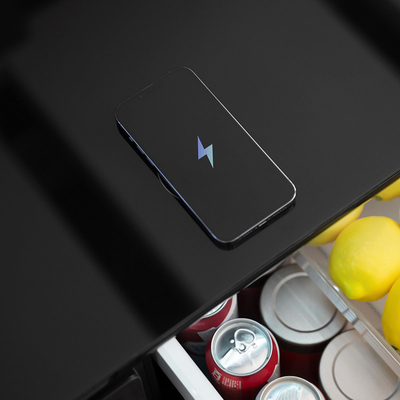 Rifrigeratore moderno mini smart con ricarica wireless