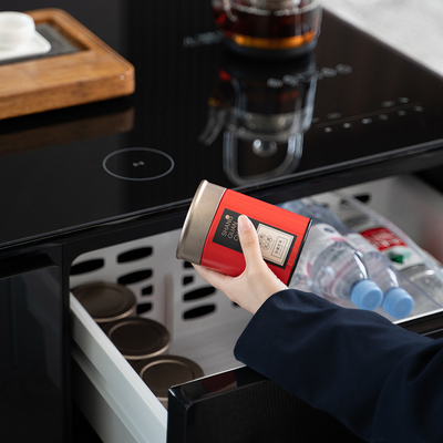 Tavolo da tè intelligente con controllo elettronico della temperatura e ricarica wireless