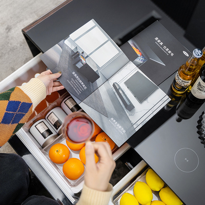 Tavolo da caffè intelligente 135L Frigorifero Capacità Doppio cassettiere Ricarica wireless Mini frigorifero