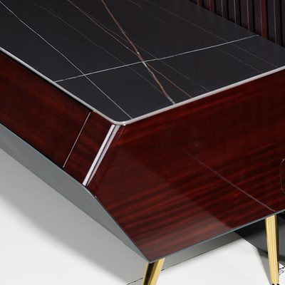 Moderna unità muraria in legno con altezza regolabile e condizionatore d'aria incorporato