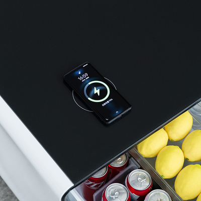 Tavolo da caffè specifico con ricarica wireless e lettore musicale in un design di lusso moderno